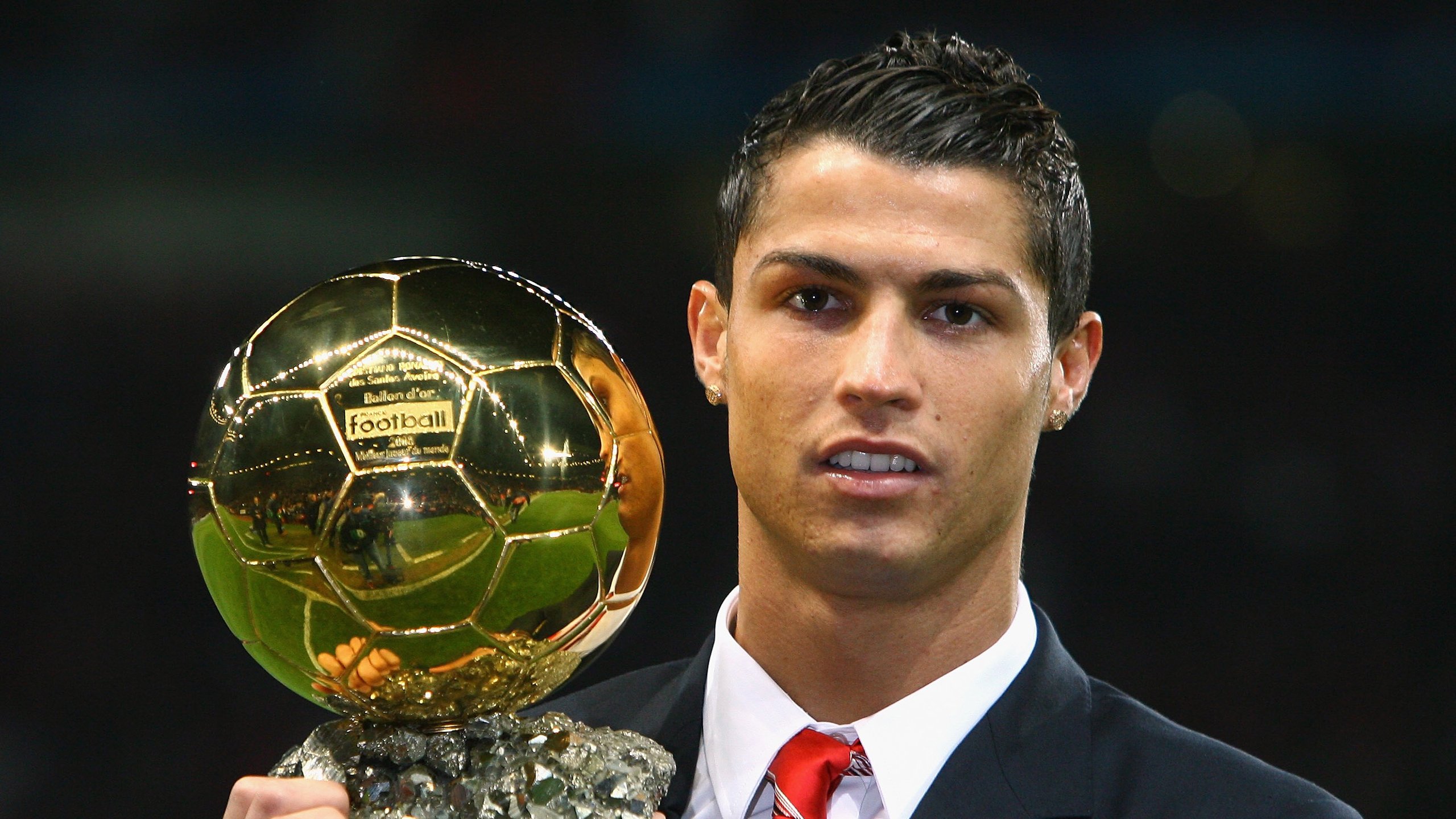 “千钧一发！终场前逆转大戏，观众掌声雷动”，千钧一发 台词